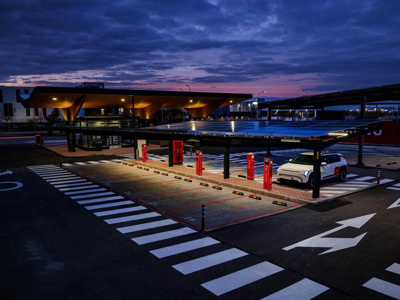 Puntos de recarga eléctrica bajo marquesina solar en el hub de movilidad de Vicálvaro